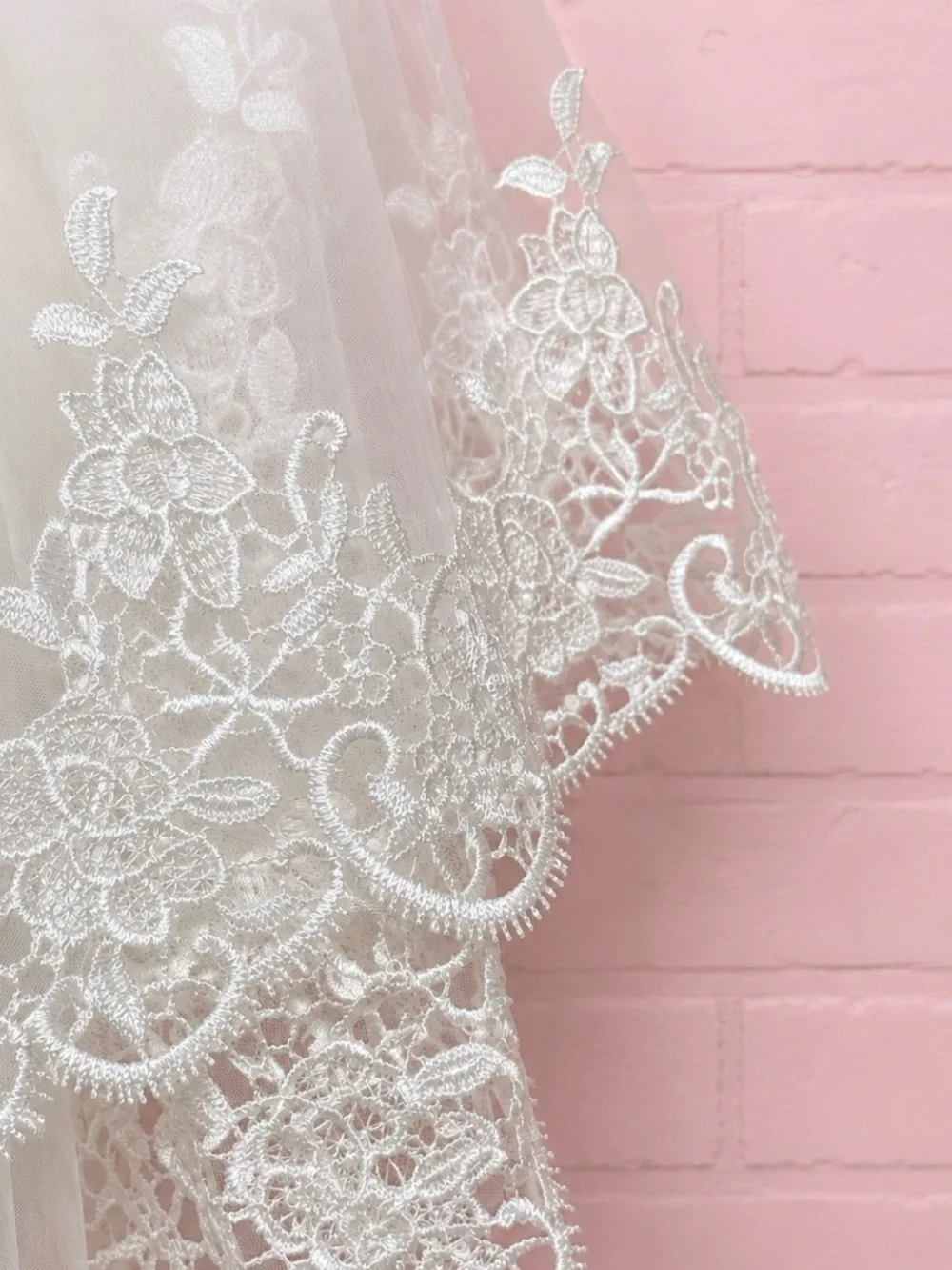 Lace-Edged Bridal Veil in White